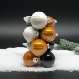 Fekete, fehér és arany üveggömb szett havas háttérben, modern kompozícióban (12×6 cm).