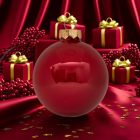 Egy fényes piros üveggömb arany masnis ajándékdobozokkal és piros dekorációval körülvéve (8 cm).