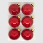 Hat darab piros üveg karácsonyi gömb szett csomagolásban, fehér háttéren (6×8 cm).