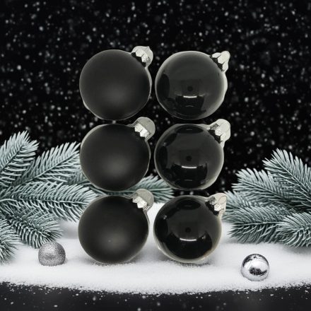 Hat darab fekete üveg karácsonyi gömb havas háttérben, fenyőágakkal és hóeséssel (6×8 cm).