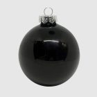 Fényes fekete karácsonyi gömb fehér háttéren, részletfotóban (8 cm).