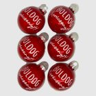 Hat darabos piros üveg karácsonyi gömb szett fehér felirattal, fehér háttéren.