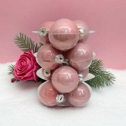 Powder Rose rózsaszín üveg karácsonyi gömb szett havas háttérben, fenyőággal és rózsával (12×6 cm).