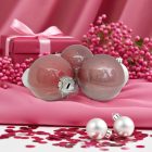 Három darab púder rózsaszín üvegdísz pink dekorációk és ajándékdoboz között (6 cm).