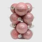 Púder rózsaszín karácsonyi gömbök elrendezve átlátszó tartóban (12×6 cm).