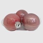 Három darab rózsaszín üveggömb fehér háttérrel (6 cm).