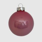 Közelkép egyetlen púder rózsaszín üveg karácsonyi gömbről gyöngyház fényben (6 cm).