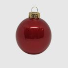 Klasszikus piros üvegdísz közelről, fényes kivitelben.