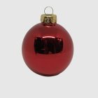 Fényes piros karácsonyi gömb közelkép arany akasztóval.