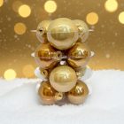 Arany üveg karácsonyi gömb szett havas háttérben (12×6 cm).