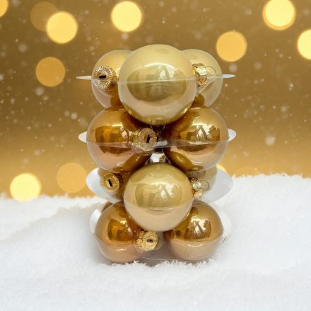 Arany üveg karácsonyi gömb szett havas háttérben (12×6 cm).