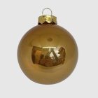 Egy darab fényes arany üvegdísz közelről.