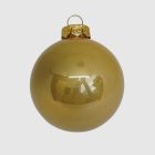 Egy darab gyöngyház arany üveg karácsonyi gömb közelről.