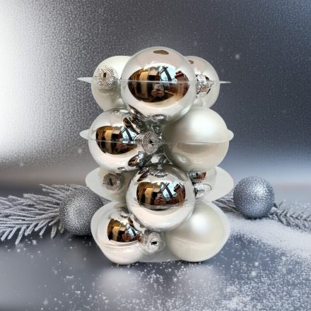 Ezüst üveg karácsonyi gömb szett havas háttérben (12×6 cm).