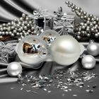 Ezüstszínű fényes és matt gömbök ajándékok és díszek között.