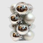 Ezüst üvegdíszek közelről, fényes és matt felület kombinációjával.