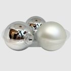 Három ezüstszínű gömbdísz egymás mellett fekve.