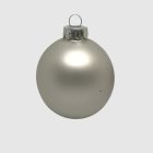 Egy darab matt ezüstszínű üveg karácsonyi gömb közelről.