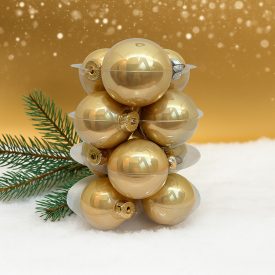 Champagne pezsgőszínű üveg karácsonyi gömb szett havas háttérben, fenyőággal és arany gömbökkel (12×6 cm).