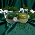 New Green '21 üveg karácsonyi gömbök zöld selyem és ajándékdobozok között (6 cm).