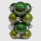 Zöld árnyalatú üveg karácsonyi gömbök szettben átlátszó tartóban (12×6 cm).