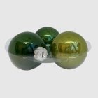 Négy darab zöld üveg karácsonyi gömb szorosan egymás mellett, fehér háttérrel (6 cm).