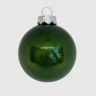 Közelkép egyetlen sötétzöld üveg karácsonyi gömbről fehér háttérrel (6 cm).