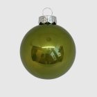 Közelkép egyetlen világoszöld üveg karácsonyi gömbről fehér háttérrel (6 cm).