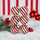 Red Glitter Stripe fehér-piros üveg karácsonyi gömb szett (6×7 cm) havas háttérrel, fenyőággal és piros bogyós díszítéssel.
