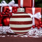 Red Glitter Stripe fehér-piros üveg karácsonyi gömb (7 cm) fehér háttérrel, közelről.