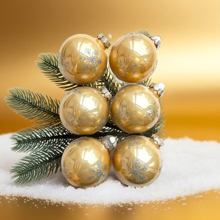 Gold snowflake pezsgőszínű üveg gömb szett havas háttérben (6×7 cm).