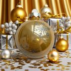 Pezsgőszínű karácsonyi gömb közelkép ezüst hópehely mintával (7 cm).