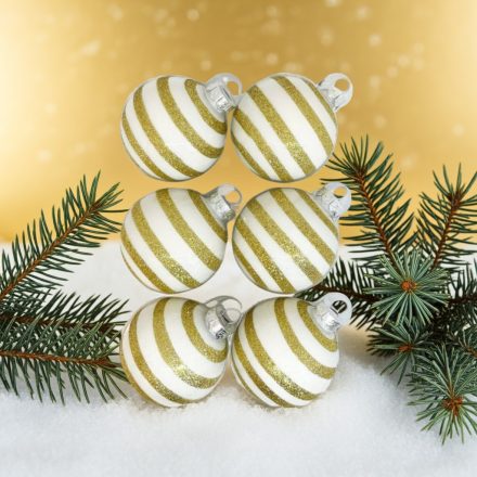 Gold Glitter Stripe üveg karácsonyi gömb szett (6×7 cm) havas háttérben, fenyőágakkal.