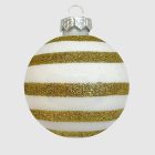 Gold Glitter Stripe fehér-arany üveg karácsonyi gömb közelről, fehér háttéren.