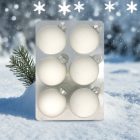 Just White matt fehér üveg karácsonyi gömbök havas háttérben, fenyőágakkal (6×8 cm).