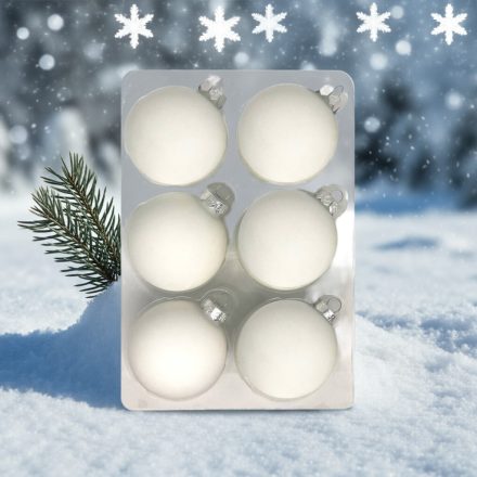 Just White matt fehér üveg karácsonyi gömbök havas háttérben, fenyőágakkal (6×8 cm).