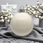 Fényes fehér üveg karácsonyfadísz dekorációval