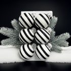 Fekete-fehér kézzel festett üveg karácsonyi gömb szett havas fenyőágakkal