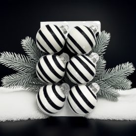 Fekete-fehér kézzel festett üveg karácsonyi gömb szett havas fenyőágakkal