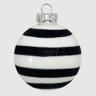 Fehér-fekete csíkos kézzel festett üveg karácsonyi gömb közelről