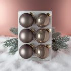 Rosegold üveg karácsonyi gömb szett 6 darabos, gyöngyház és matt felületű díszek tálcán, havas dekorációval.