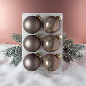 Rosegold üveg karácsonyi gömb szett 6 darabos, gyöngyház és matt felületű díszek tálcán, havas dekorációval.