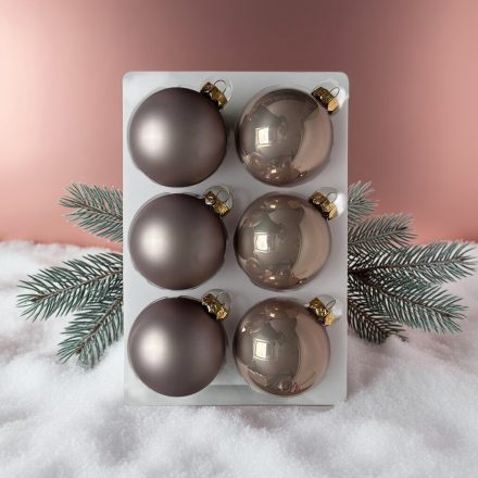 Rosegold üveg karácsonyi gömb szett 6 darabos, gyöngyház és matt felületű díszek tálcán, havas dekorációval.