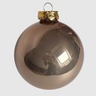 Fényes rosegold üveg karácsonyi gömb arany akasztóval, közelről fotózva.