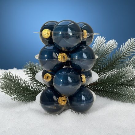 Midnight Blue kék üveg karácsonyi gömb szett havas fenyőággal háttérben