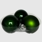 Három gömb közelről: „Ünnepi zöld üveg karácsonyi gömbök 6 cm, gyöngyház és matt felülettel.
