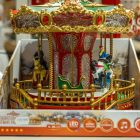 Közeli kép a LED-es Karácsonyi Körhinta – Klasszikus Lovas Dioráma lovacskáiról és arany ornamentikájáról.