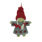 Szürke ruhás, piros sapkás és sálas textil kislány figura, mosolygós arccal, fehér háttéren.