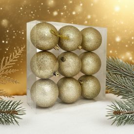 Arany glitteres műanyag karácsonyi gömb szett 9 darabos csomagban havas háttérrel