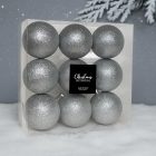 Ezüst glitteres karácsonyi gömb szett 9 darabos, hóeséses háttérrel.